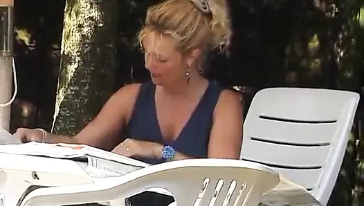 Sarışın olgun açık havada amını ovuyor