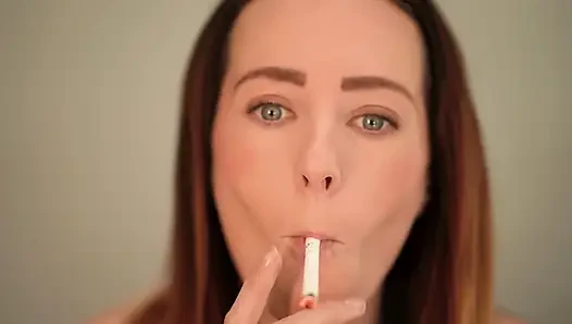 Yakın çekim sigara içme - seksi dudak ve duman azdırma