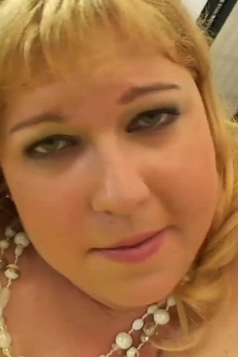 Büyük sarışın kaltak mümkün olduğunca sert sikiliyor