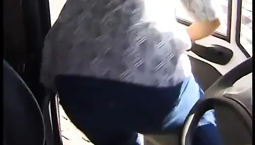 Külotlu çoraplı kız ambulansta büyük bir yarağı sikiyor ve götüne boşalma