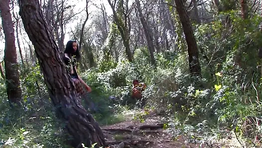 Azgın genç amcık Cherry'nin sert sikilen yarığı dölle dolu görünüyor