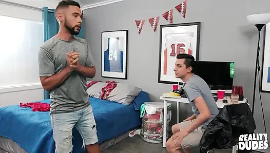 Reality dudes - Chris Manning Ricky Daniels'ın buharlı oda arkadaşı seksi ve kremsi bir sonla rahatlaması için yardımcı oluyor