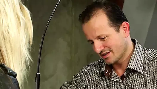 Ateşli ıslak amcığın içinde büyük bir yarak