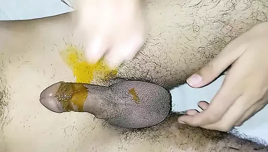 Ateşli Hintli kız kardeş üvey erkek kardeşinin büyük yarağını masaj yağıyla mastürbasyon yapıyor