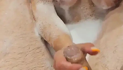 Banyoda karşılıklı mastürbasyondan önce seksi evli kadın yarak emmeyi seviyor