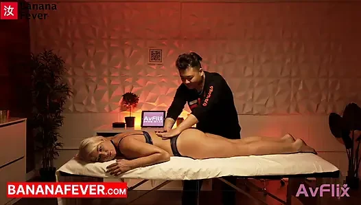 Şişman Çinli masaj terapisti beyaz orta yaşlı seksi kadını tam hizmet mutlu sonla baştan çıkarıyor