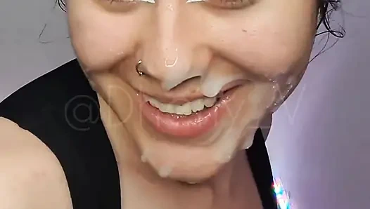 Komşum karısının yüzüne boşalmama izin veriyor, buna bayılıyor