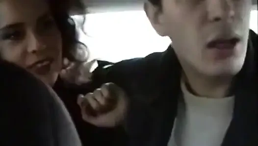 Ateşli bir üçlü grup seksle biten bir taksi yolculuğu