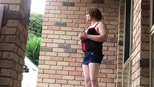 sissy açık havada gündüz evin önünde yürümek