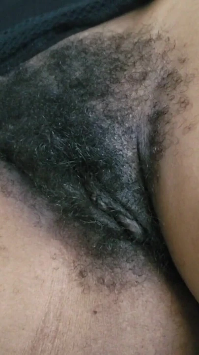 Seksi amatör orta yaşlı seksi kadın kıvrımlarını ve doğal kıllı amcık güzelliğini gösteriyor | Klip 1
