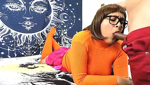Velma bir yabancıyı emiyor