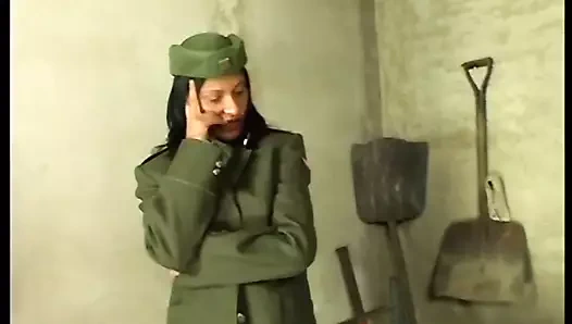 Askeri kadın suçlunun onunla seks yapmasını sağlar