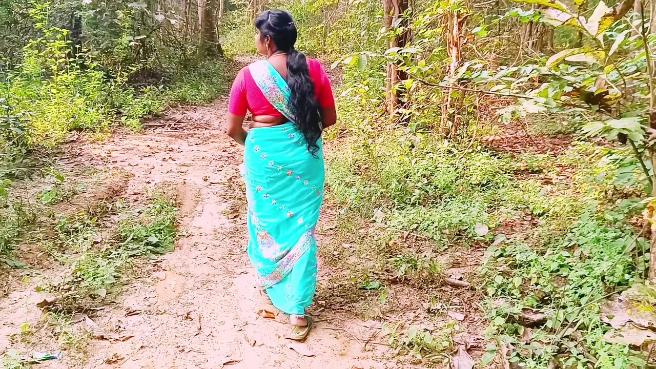 देसी आउटडोर जंगल सेक्स। मेरी पत्नी सौतेली माँ को चोदते हुए तेलुगु में गंदी बातें।