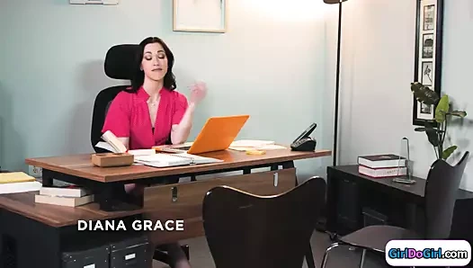 Yazar öper, yalar ve küçük göğüslerini jantlar kitap eleştirmeni