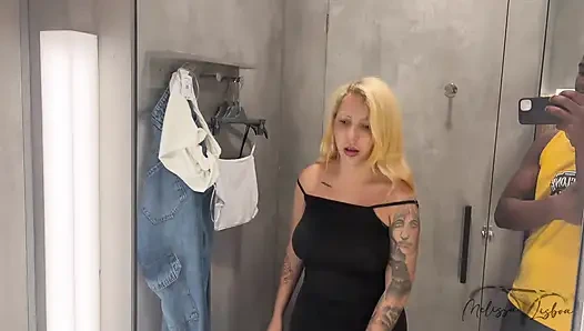 Neredeyse mağazanın soyunma odasında seks yaparken yakalanıyordum