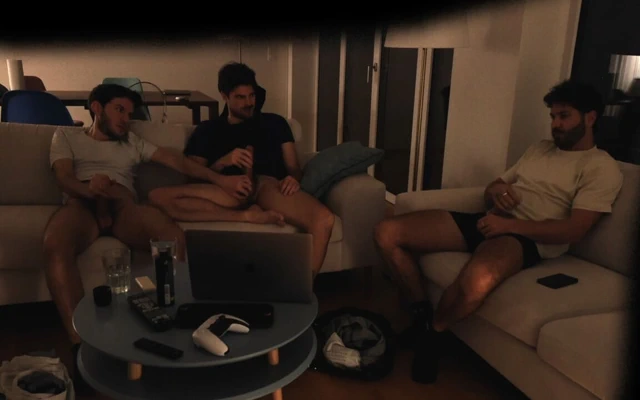 Heteroseksüel Erkek Arkadaş Eşcinsel Çiftle Mastürbasyon Yapıyor - Gerçek Amatörler