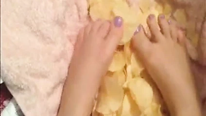 Sakız cips ile oynuyor