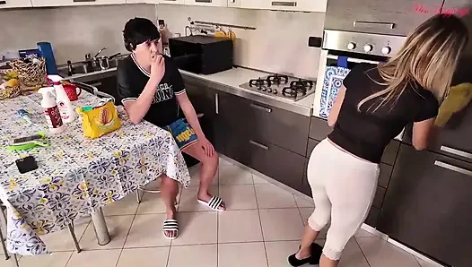 Küstah üvey oğlun, üvey annesiyle dalga geçmesi için mükemmel fırsat ve ondan istediği her şeyi almak için
