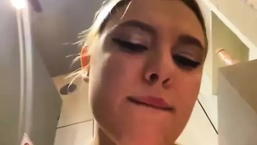 Spor salonunda çok sert sikişiyor