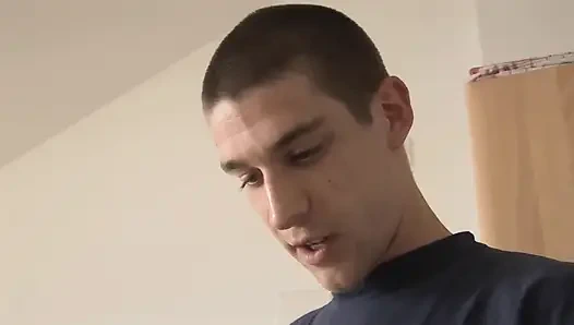 Sevimli genç kız açık havada sikiliyor ve yüzüne boşalma