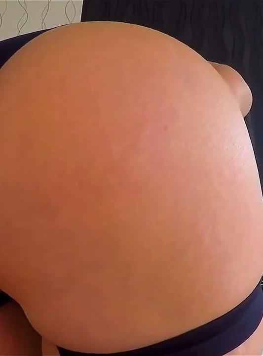 Ateşli siyah kıyafetle heyecanlı bir şekilde twerk yapıyor