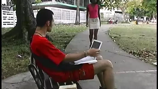 siyah kız verir bir seksi striptiz için beyaz adam