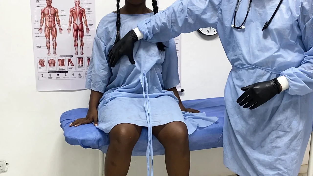 Ela vai ao médico para trocar suas próteses e o médico coloca seu pau nela