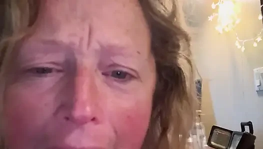 Pouty evli kadın sert bir yarağı seviyor