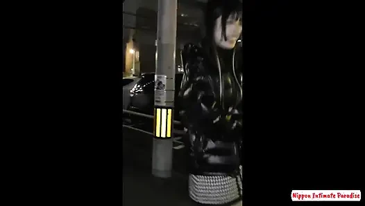 Samimi gülümseme ve zahmetsiz cazibe, güzel bir dükkan görevlisi samimi bir anı paylaşıyor
