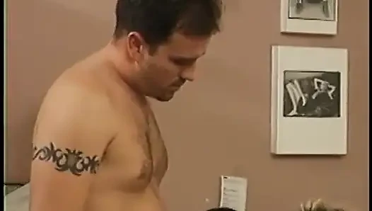 Adam korseli bardak sarışın kadının amını yalarken ikinci adam yarağını emiyor