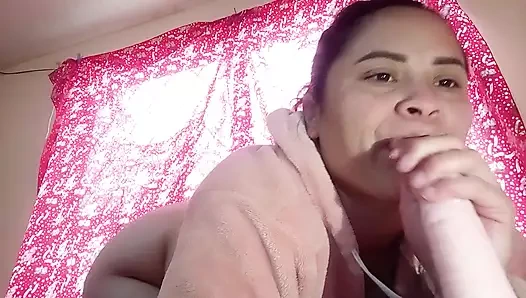 Latin kamera kızı dildo emerken ıslak amına mastürbasyon yapıyor