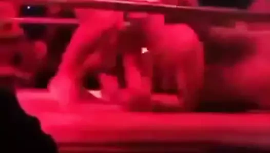 İzle bu cüce kulüpte sikini emdi olsun