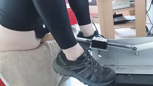 Davine bir makine tarafından sikiliyor ve yarağını klitoris olarak kullanıyor.