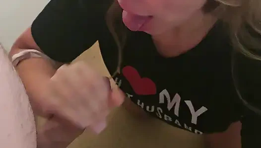 Karantinada emiyor ve boşalma amatör orta yaşlı seksi kadın