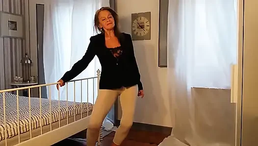 Büyükanne sıkı tayt giyer!