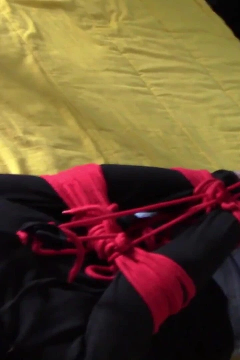 Laura XXX. 15 dakikalık bağlı sakso ve gırtlağına kadar alma