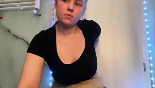 Jucielussie banyoda mastürbasyon yapıyor yakın çekim