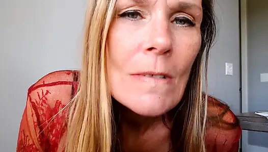 İşte haftalık videon- edepsiz fahişe üvey anne sana ne kadar sürtük olduğunu ve sakso çekmeyi nasıl sevdiğini anlatıyor