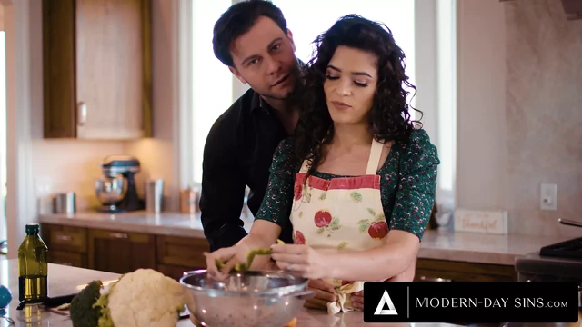 Современные грехи - неверная домохозяйка соглашается бесплатно использовать кримпай, чтобы угодить своему возбужденному мужу!