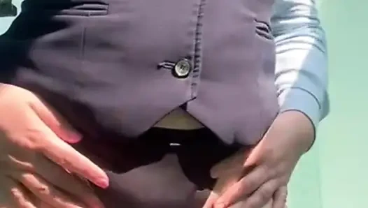Tangalı güzel büyük götlü sekreter tüm üniformasını çıkarıyor ve gelene kadar ofiste mastürbasyon yapıyor