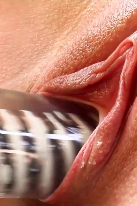 Sarışın kadın deliklerini parmaklıyor ve sonra uzun bir dildoyla sikişiyor