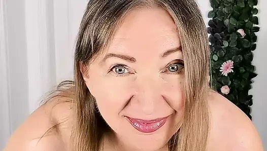 Olgun üvey anne büyük göğüslerini göstererek utangaç üvey oğlunu baştan çıkarıyor, meme sikişi ve sakso çekiyor ve boşaltıyor