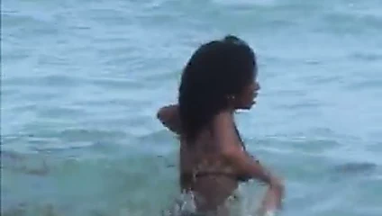 Mayo giyen siyah kızlar parti yapıyor, yüzüyor ve vücutlarını sergiliyor