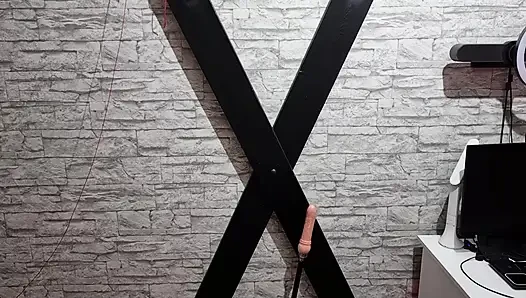 Orta yaşlı seksi kadın dominatrix sub'un götünü genişletiyor