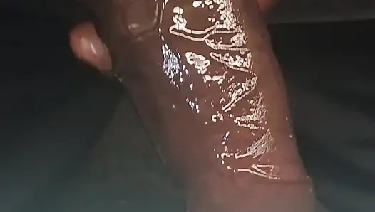 Chocolatemeatstick yağ ile büyük zenci yarağının etrafında yarak halkası takıyor