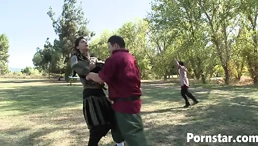 Sıska hatun amia miley büyük bir sike sakso çekiyor