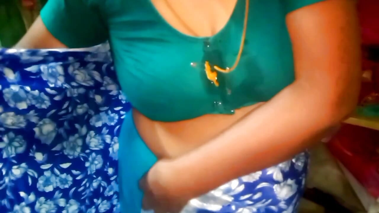 Tamil desi ev hanımı teyze sari köy evini değiştiriyor