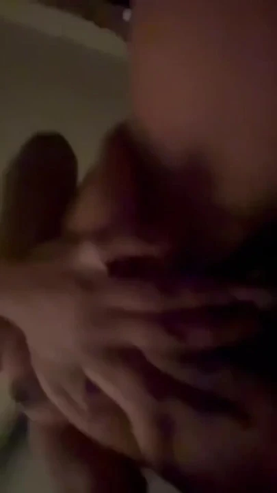 Götünü sallıyor ve sevdiğini biliyorum