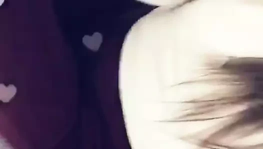 Neşeli nea, seni güzel gözlerim ve ateşli göğüslerimle alay ediyor