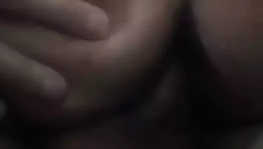 Arabada oturma zamanı gelmişti, şehvetli bir şekilde büyük bir horozun içine oturdu